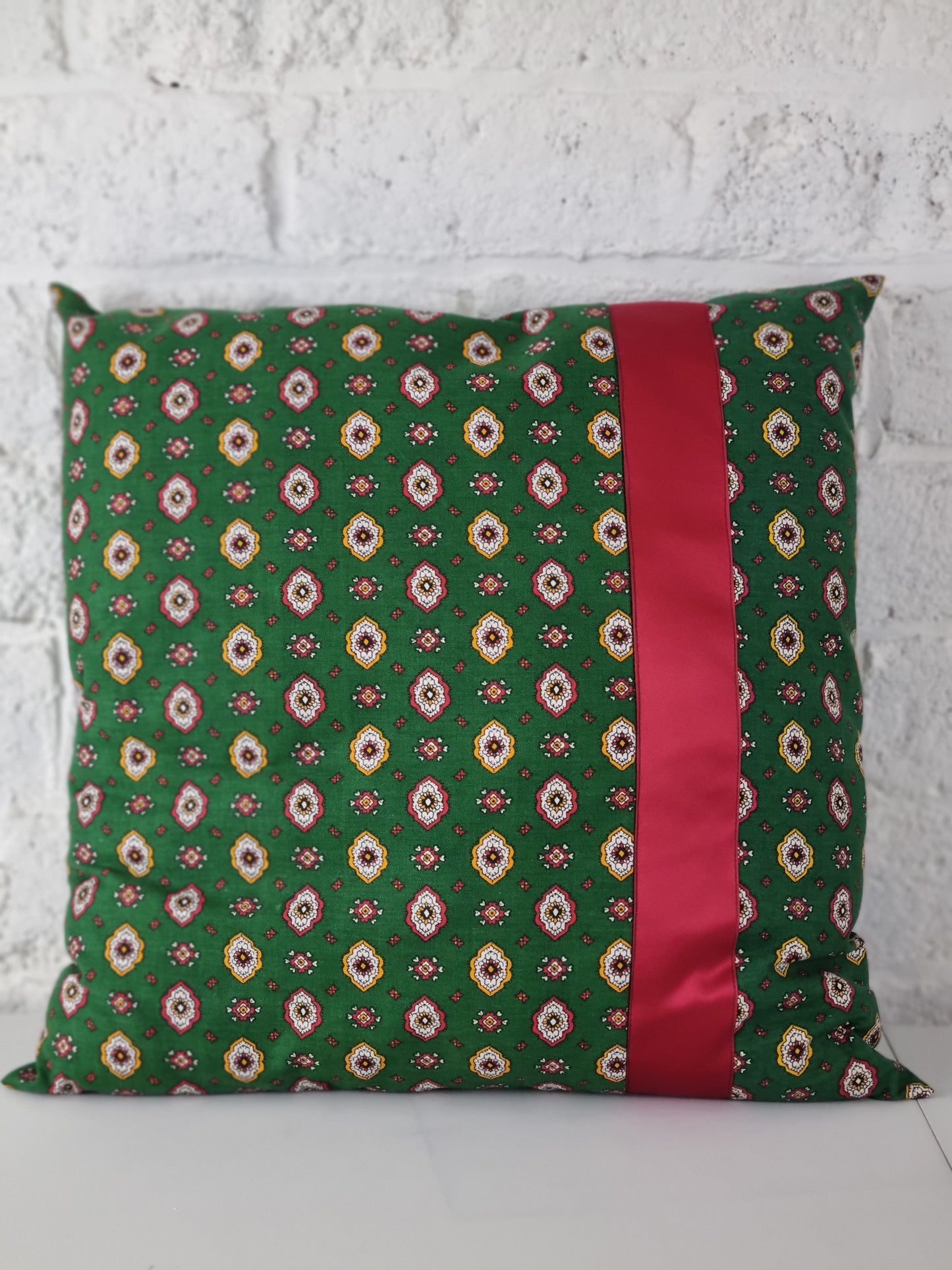 Katoenen kussensloop met rode sierband 40 × 40 cm